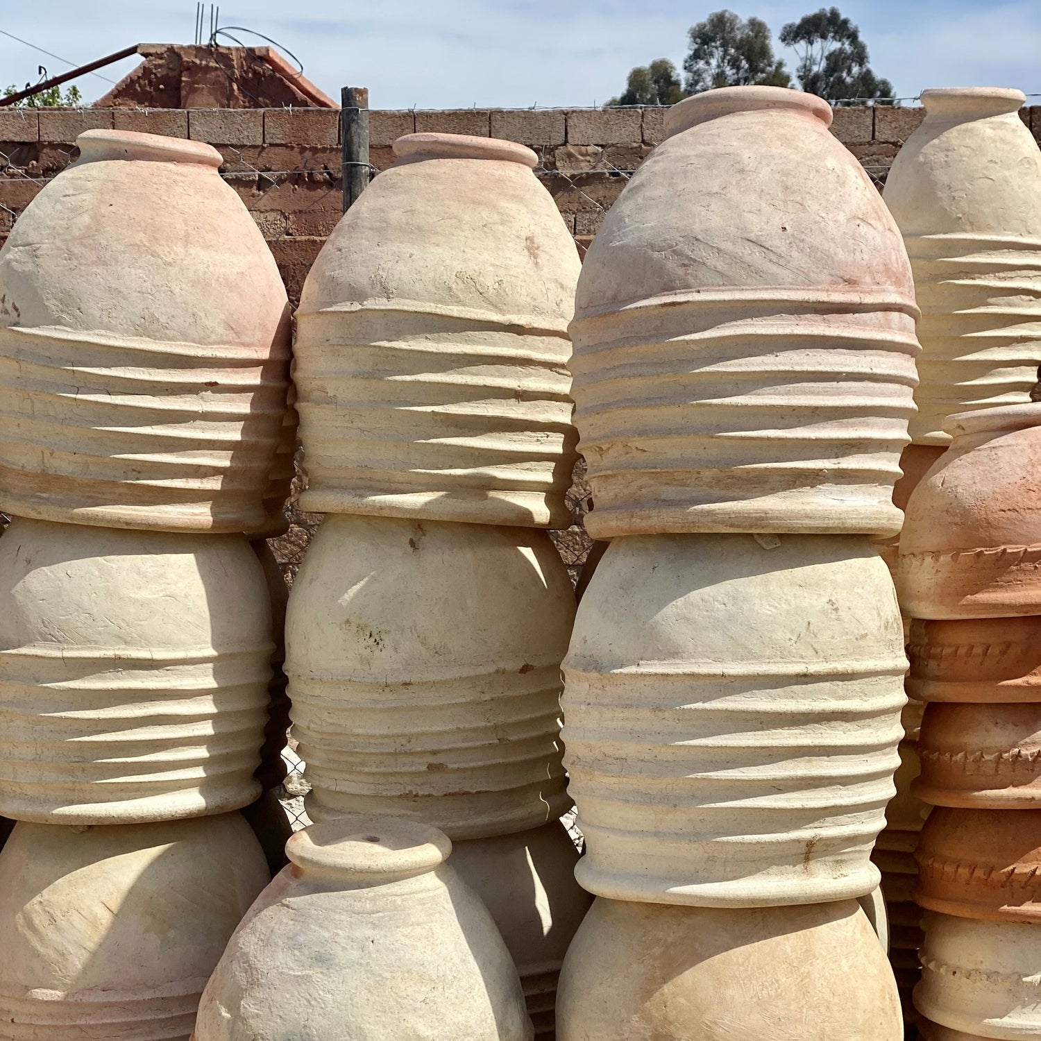 Terrakotta urne i "ribbed" stil