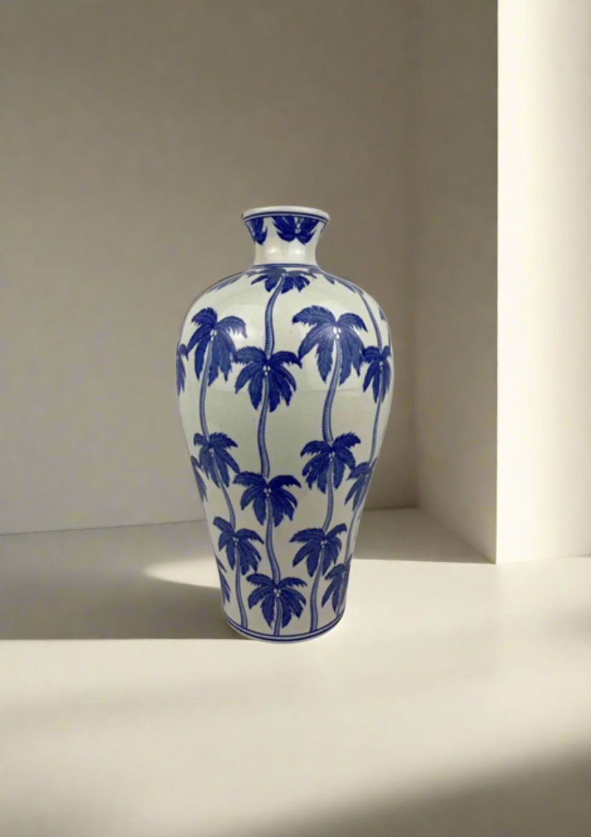 Hvit vase med blå palmer