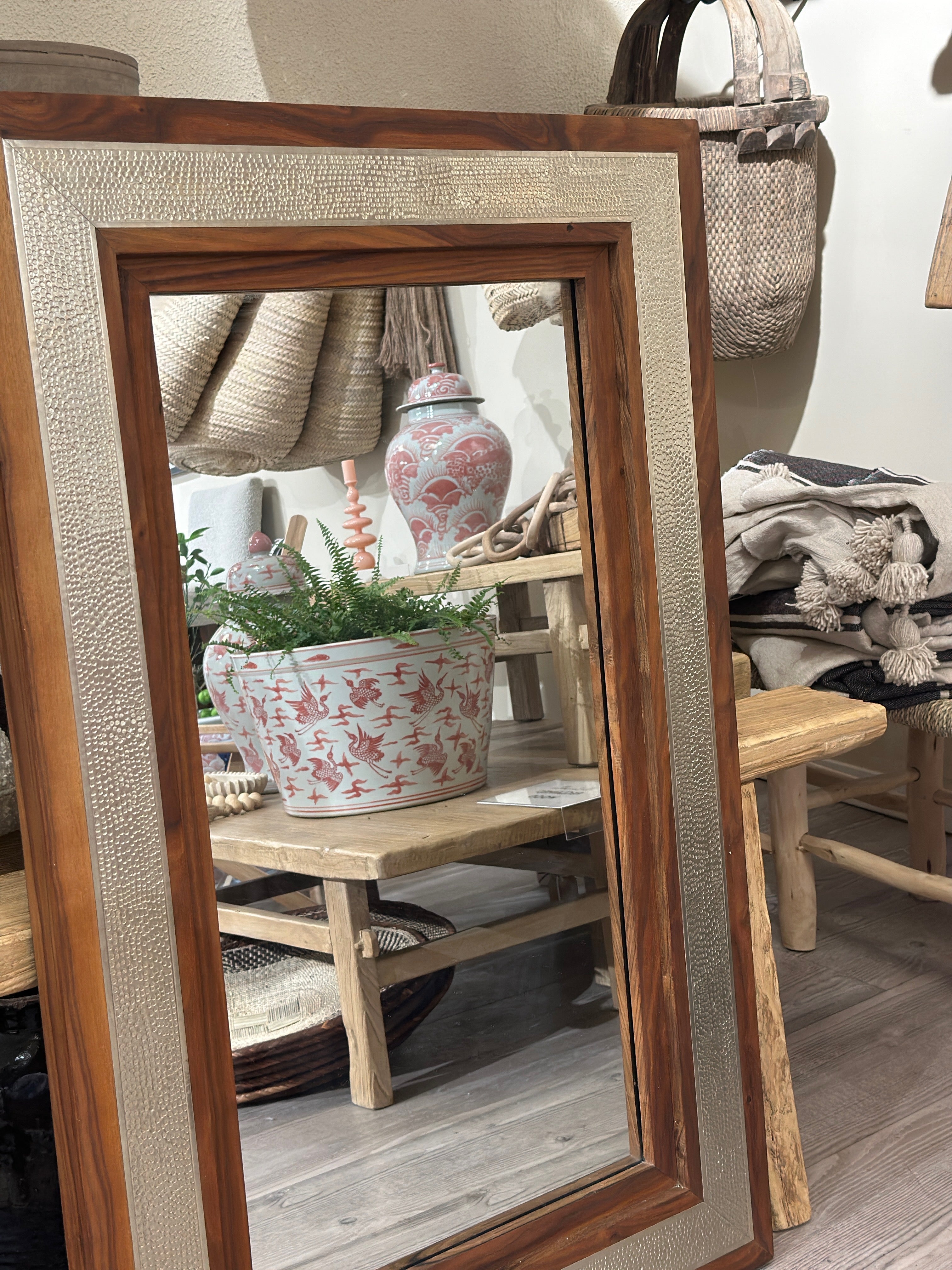 Speil med treramme og metalldekor