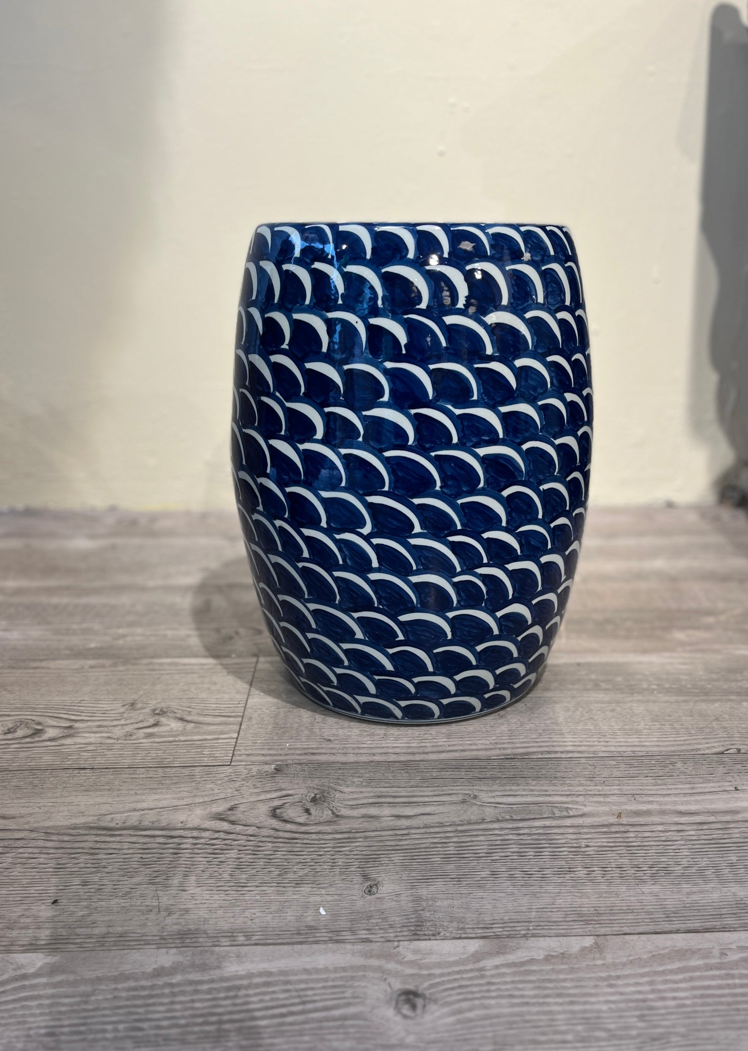 Garden Stool med blå bølger