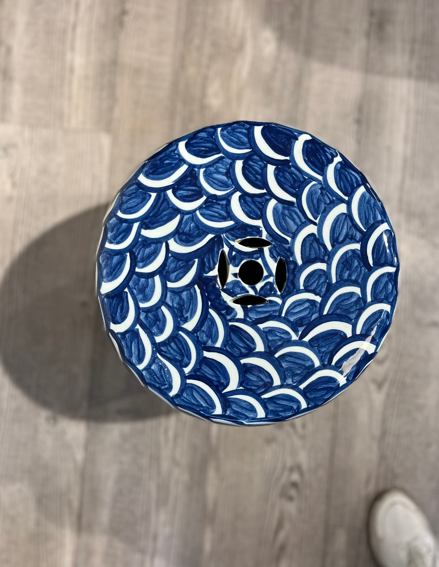 Garden Stool med blå bølger