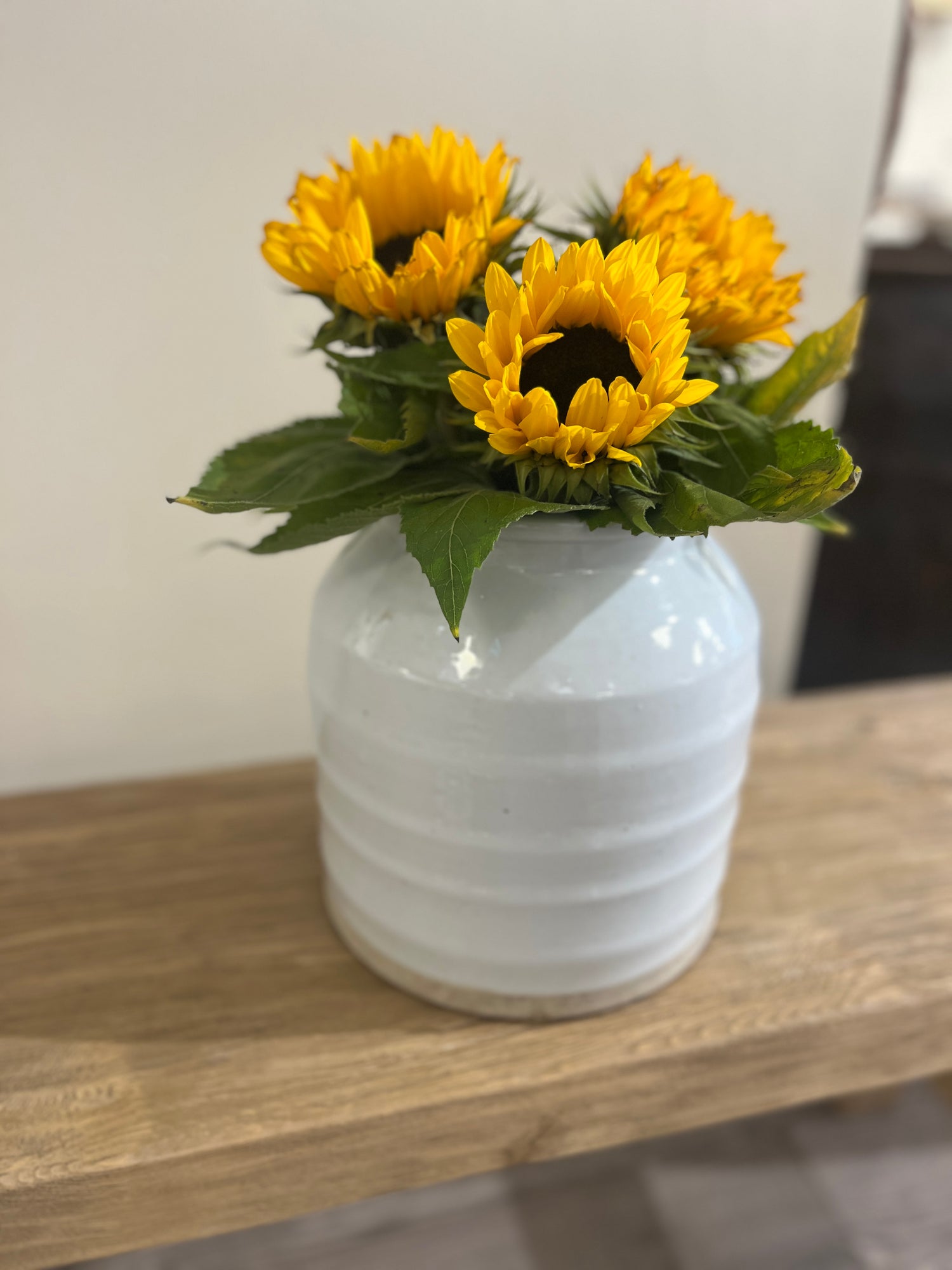 Rustikk hvit vase med natur farget bunn