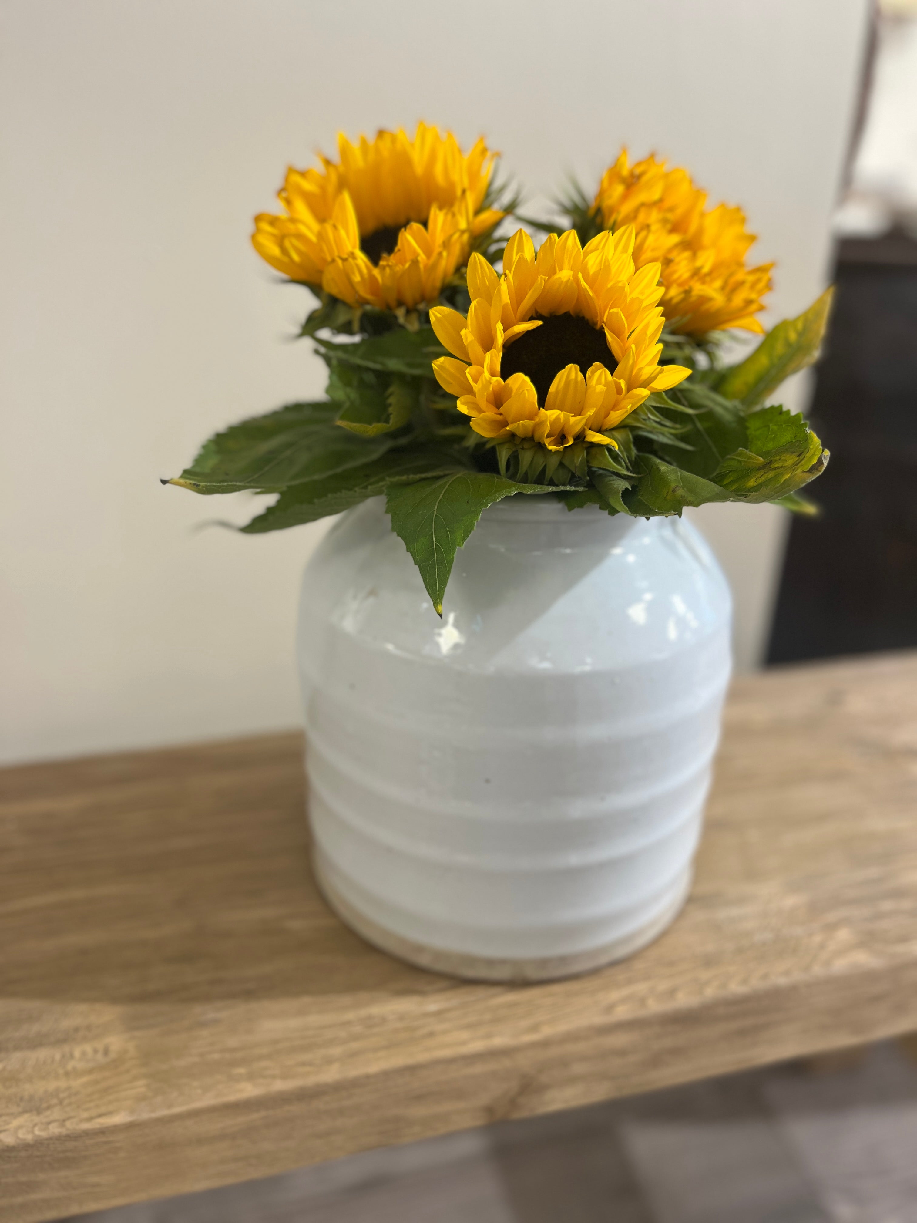 Rustikk hvit vase med natur farget bunn