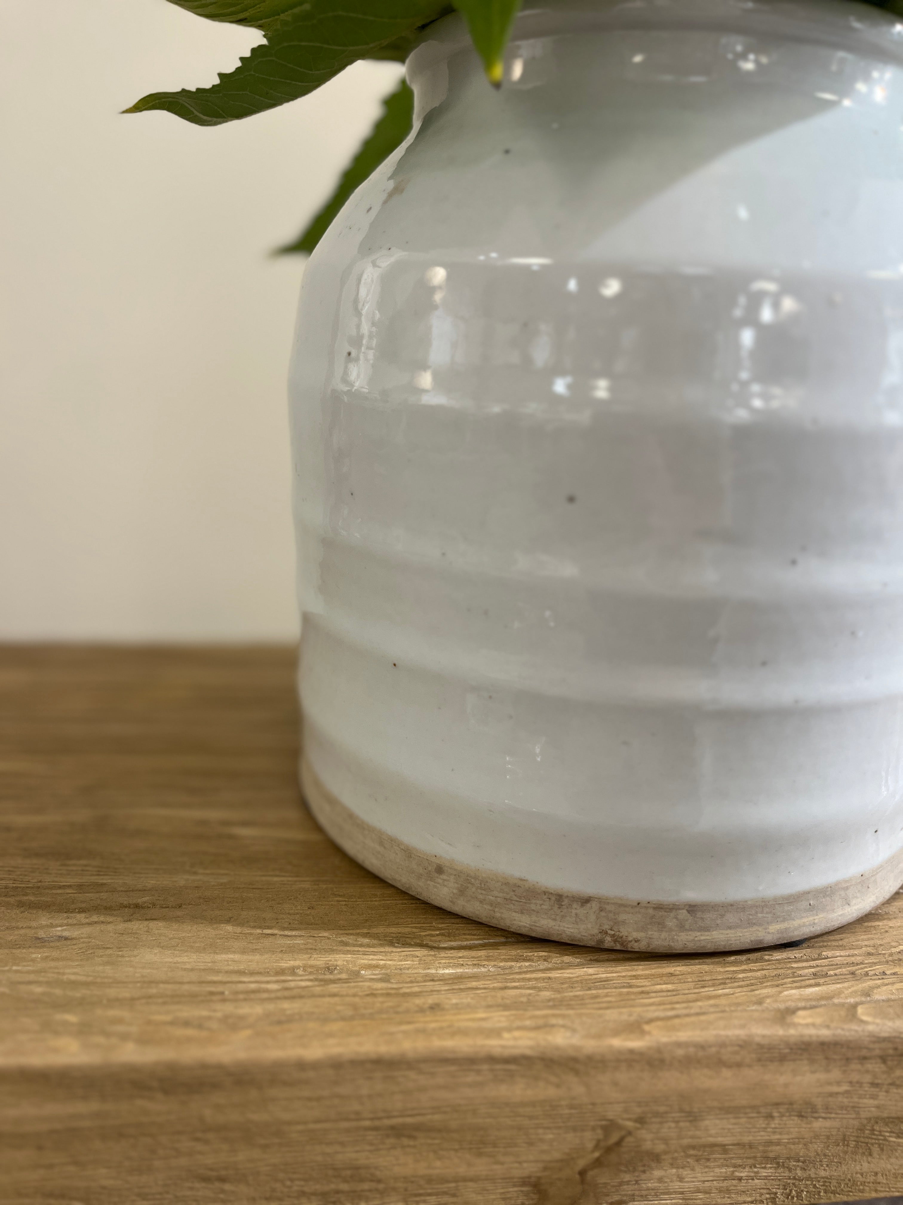 Rustikk hvit vase med natur farget bunn