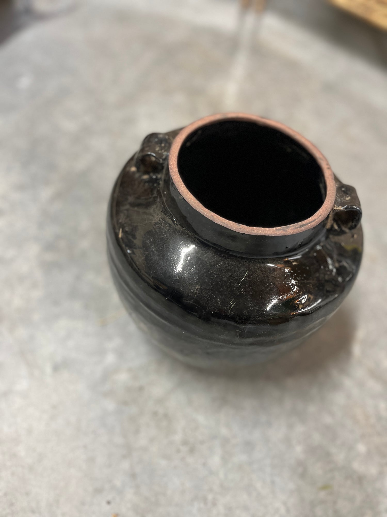 Kimchi sort glasert krukke med håndtak