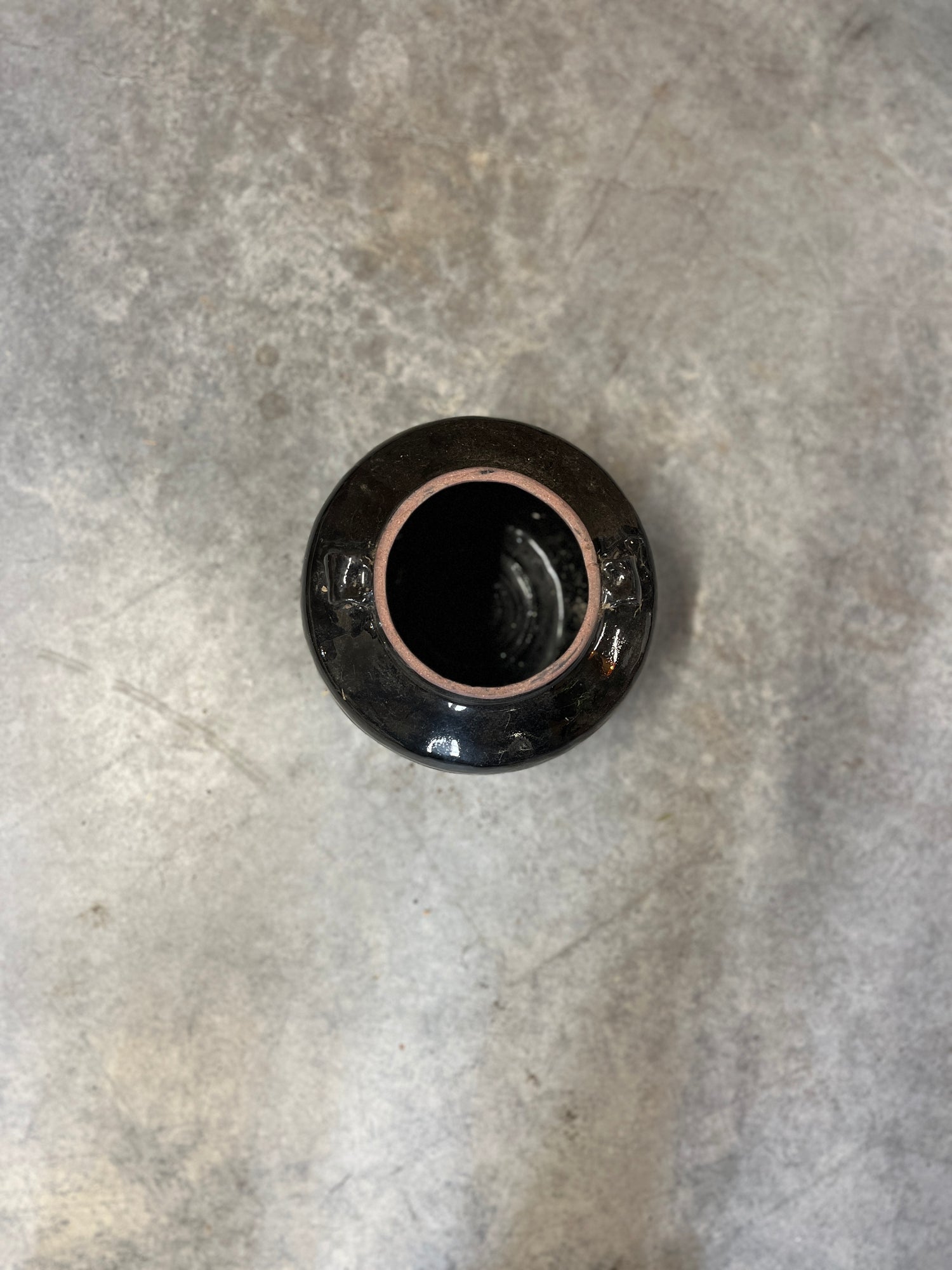 Kimchi sort glasert krukke med håndtak