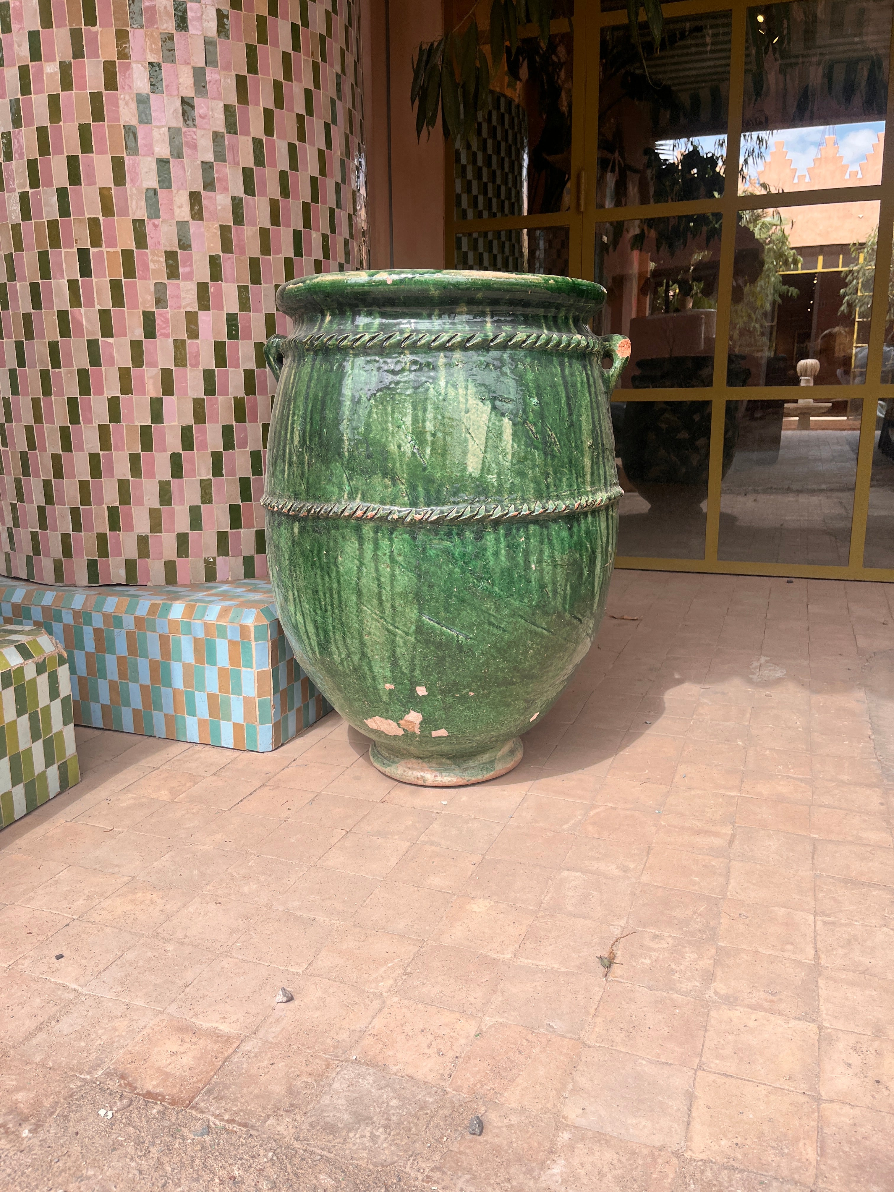 Grønn glasert terrakotta urne