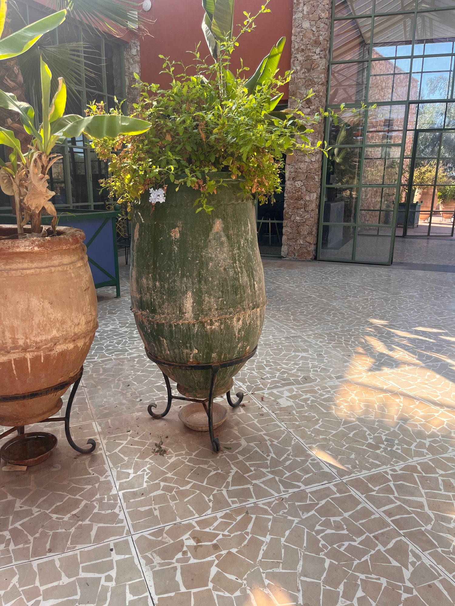 Grønn glasert terrakotta urne