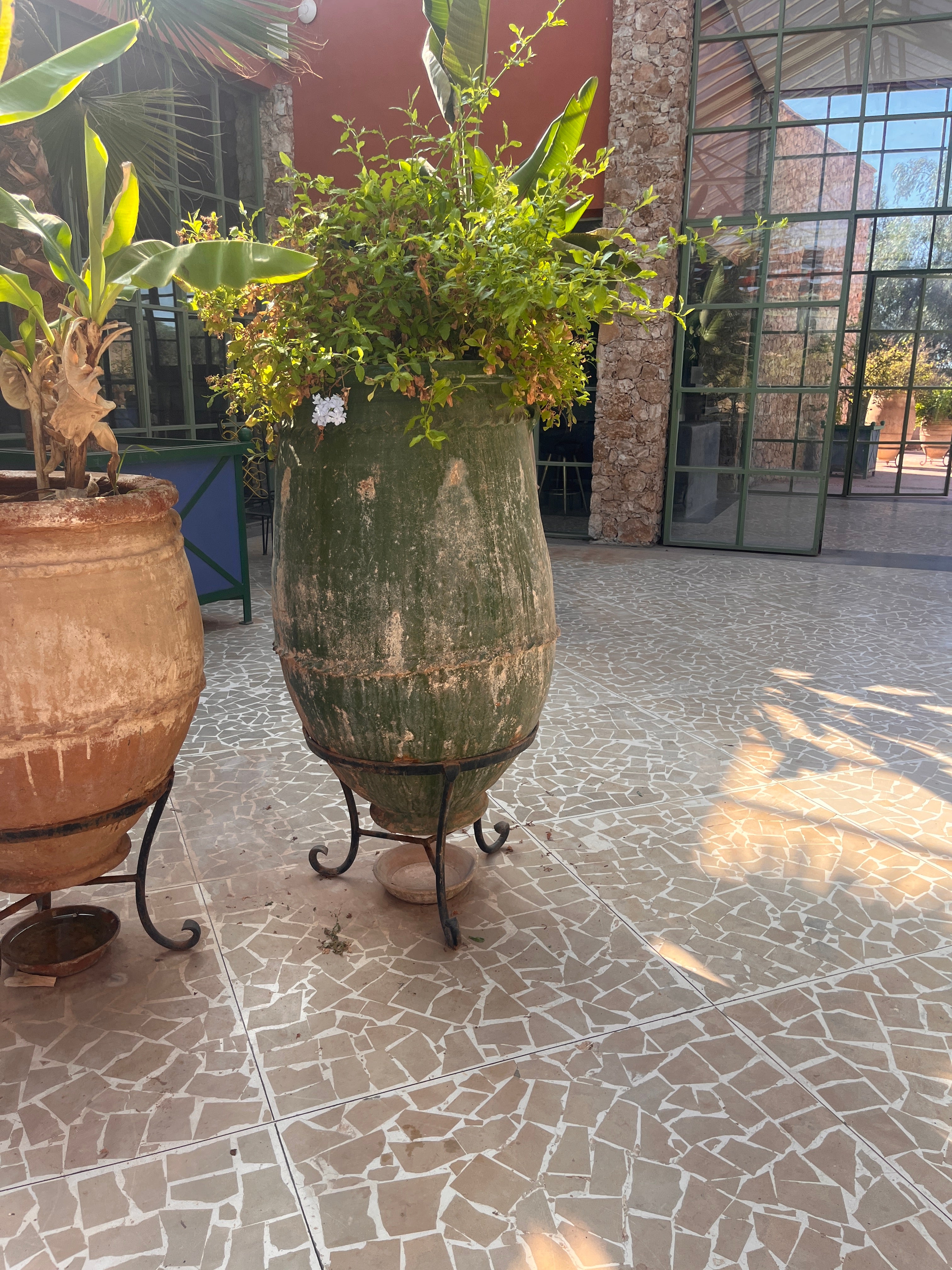 Grønn glasert terrakotta urne