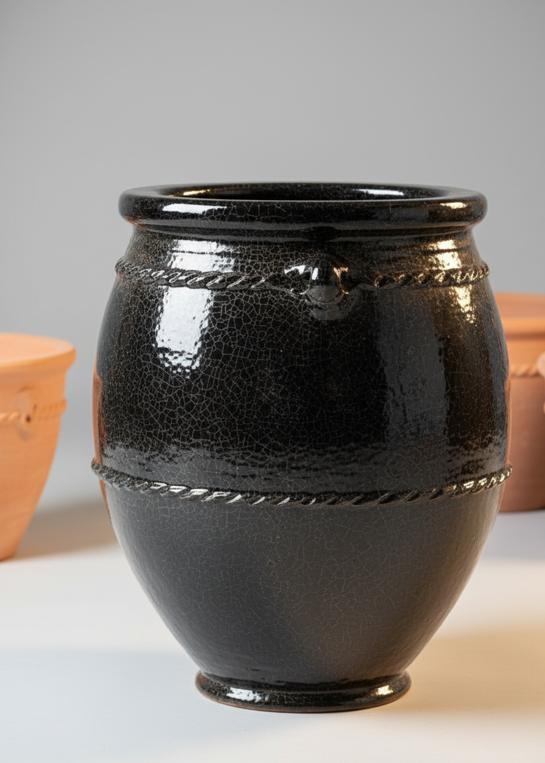 Sort glasert terrakotta urne