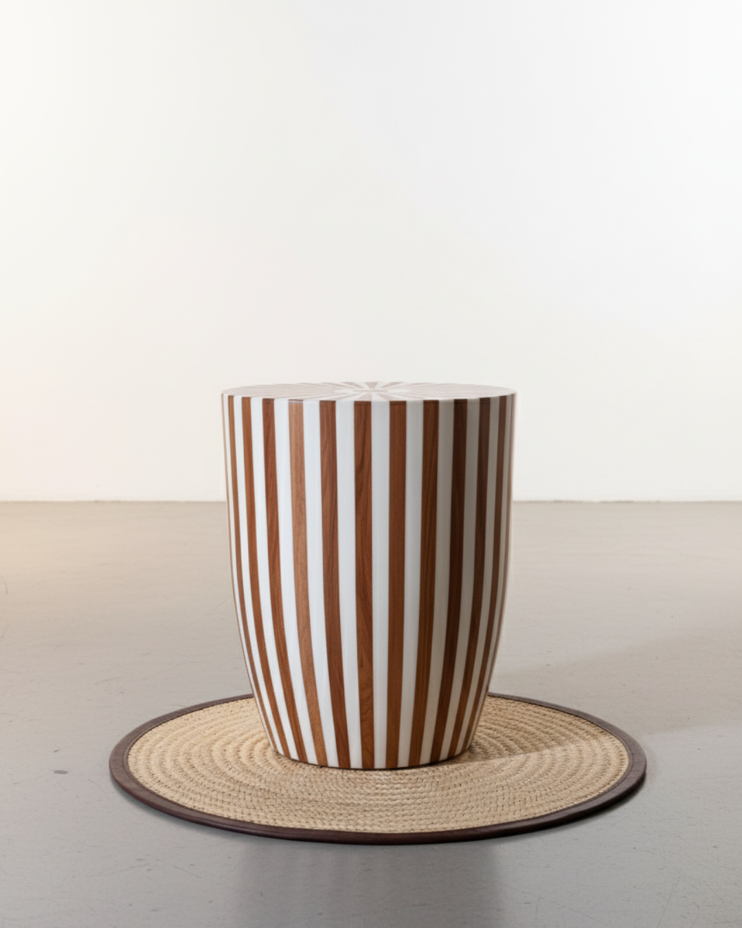 Valnøtt og harpiks sidebord