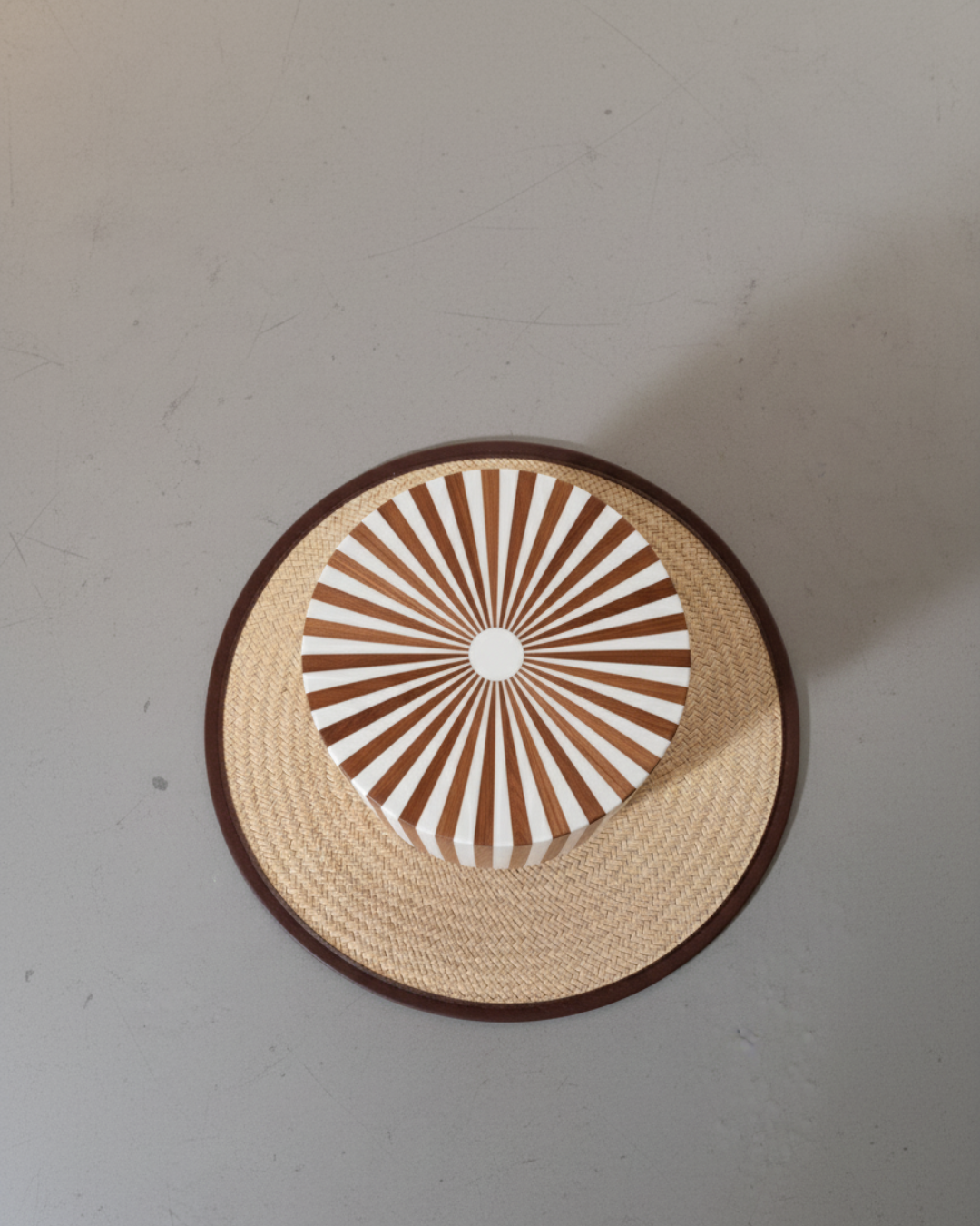 Valnøtt og harpiks sidebord