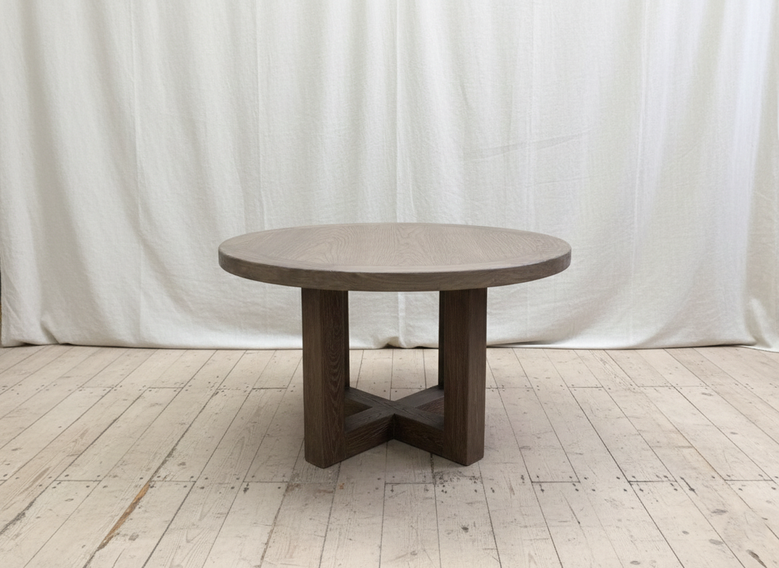 RW rundt brunt spisebord