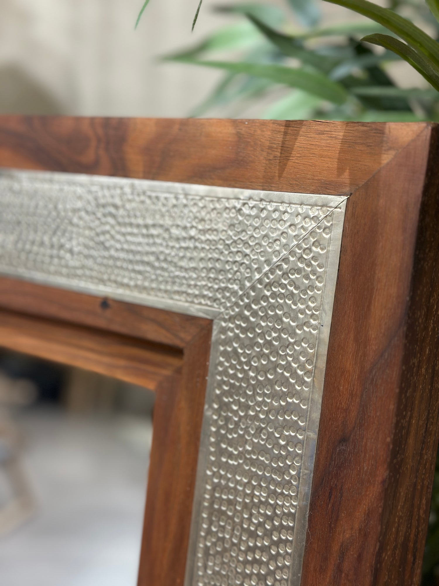 Speil med treramme og metalldekor