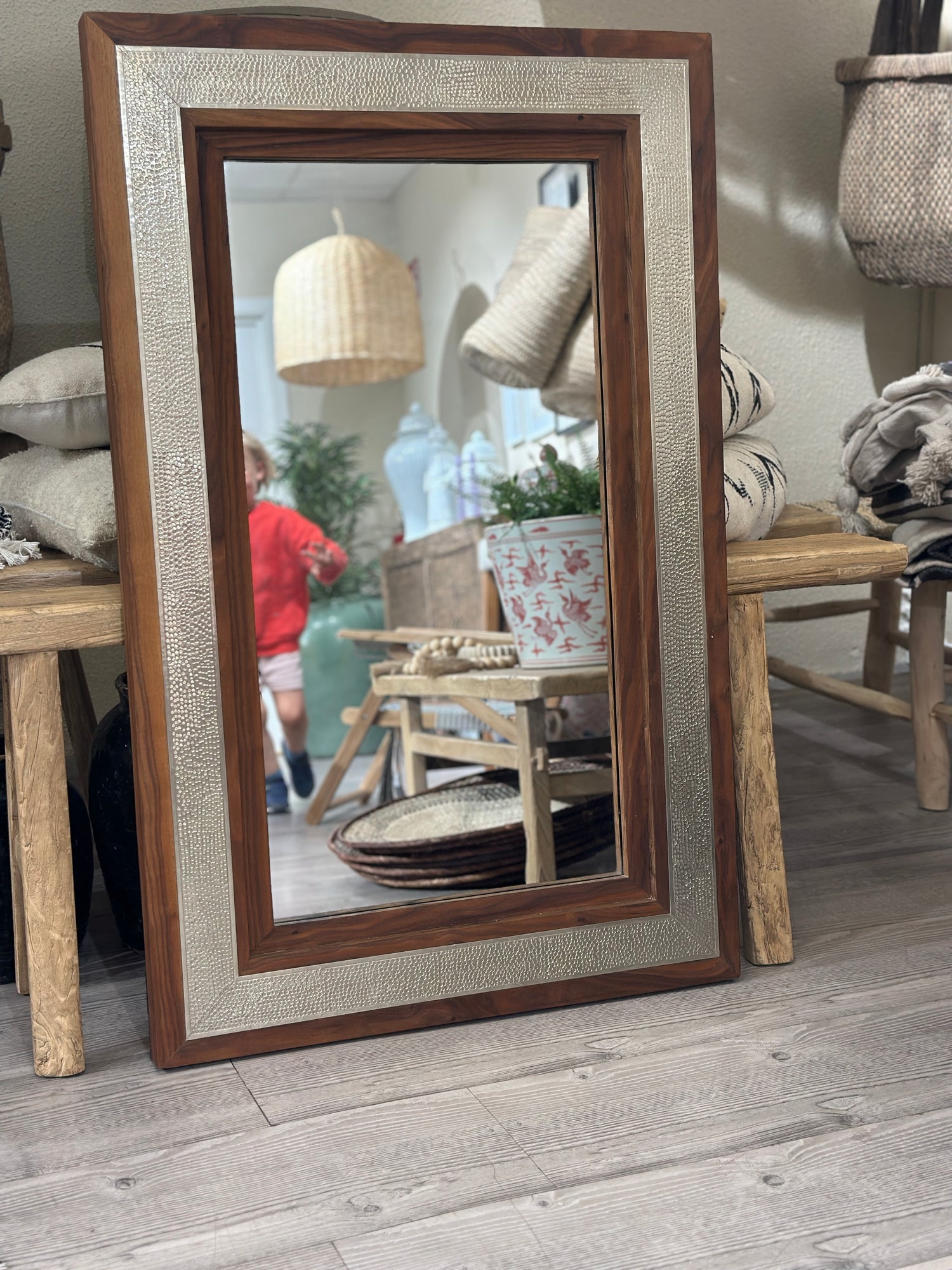 Speil med treramme og metalldekor