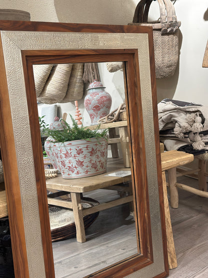 Speil med treramme og metalldekor