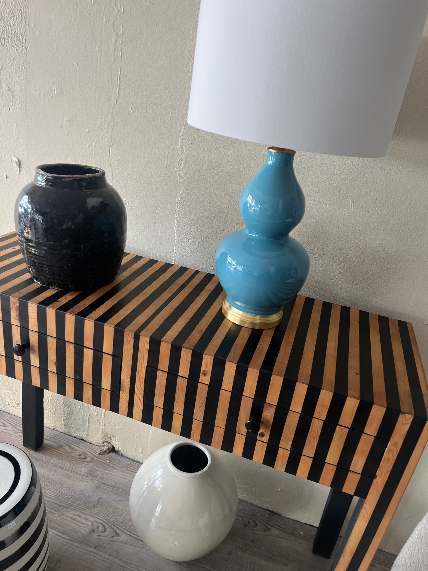 Valnøtt og harpiks konsollbord med skuffer