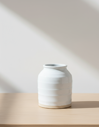 Rustikk hvit vase med natur farget bunn