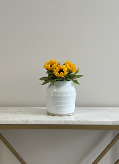 Rustikk hvit vase med natur farget bunn